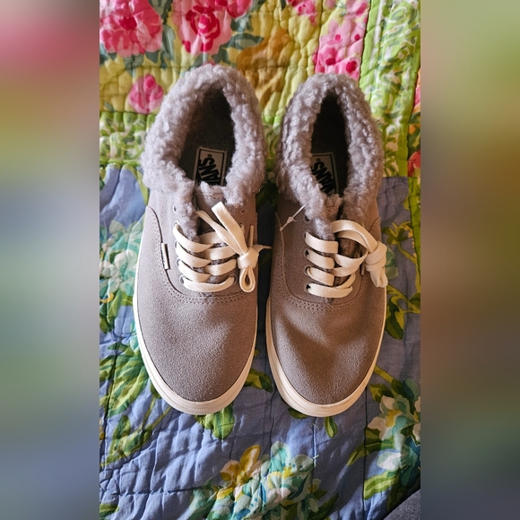 BRAND NEW Sherpa lined Vans Shoes - Picture 2 of 3